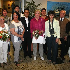 Mahmut Özdemir (MdB – Bildmitte) und Hans Paschmann (Bezirksbürgermeister – rechts im Bild) mit den Teilnehmerinnen der Seminare für Acrylmalerei von Serap Riedel (ganz rechts im Bild)