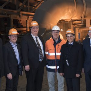 (v.l.n.r.) Einige Teilnehmer der Delegation bei der Führung im Duisburger Werk (v.l.n.r.) Arno Klare (MdB), Ralf Kapschack (MdB), Frank Börner (MdL), Volker van Outvorst (Teamleiter Hochofen-Betrieb Hamborn), Mahmut Özdemir (MdB), Achim Post (MdB)
